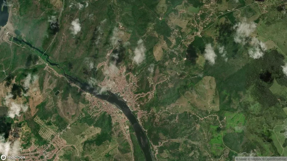 Imagem aérea de cachoeira